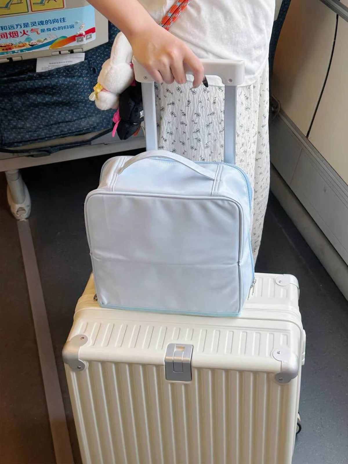 Carefully selected stand-up partitioned makeup bag, large-capacity portable storage bag, convenient for travel, can be hung on luggage - image 3