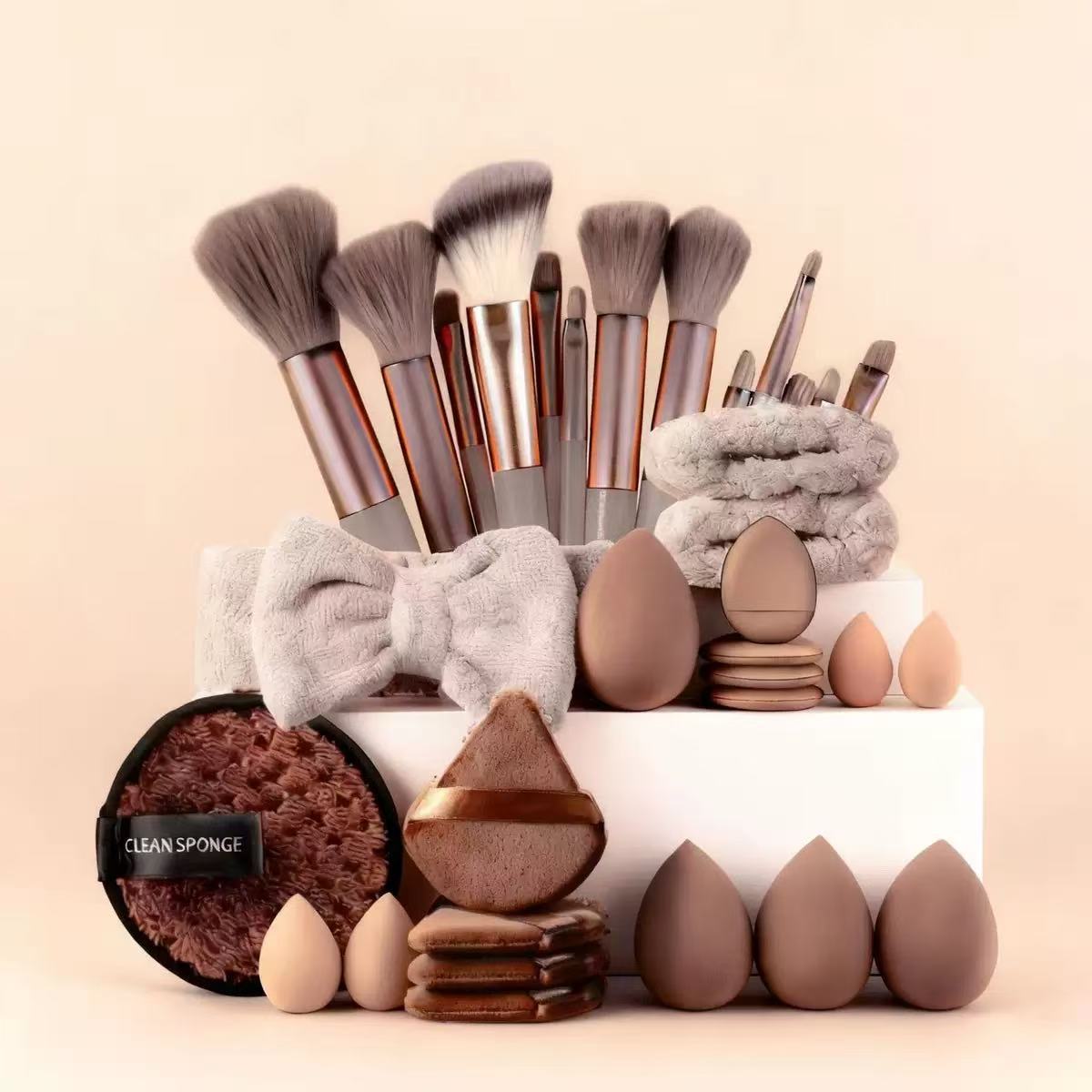 Cross-border 33-piece set of makeup brushes, eyelash brushes, lip brushes, beauty sponges, headbands, wristbands, facial cleansing sponges, complete series - image 1